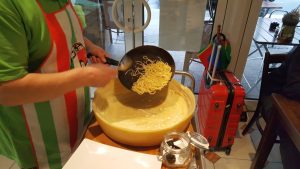 Spaghetti im Parmesanlaib