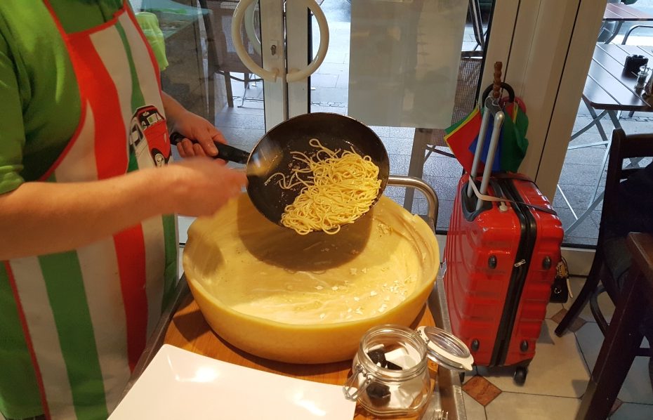 Spaghetti im Parmesanlaib