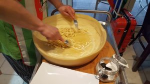 Spaghetti im Parmesanlaib